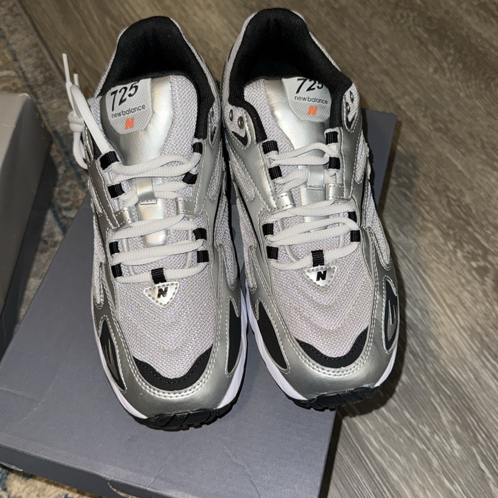New Balance 725 “Metallic Silver Raincloud”